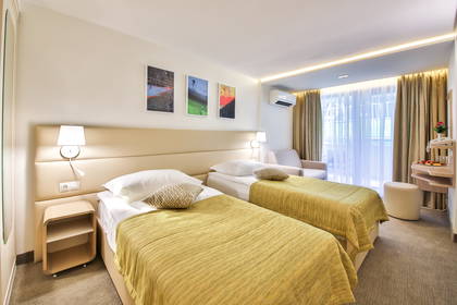 Pokój hotelowy z dwoma pojedynczymi łóżkami.