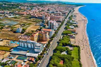 Panorama nadmorskiego miasta z plażą.