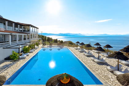 Basen hotelowy z widokiem na morze.