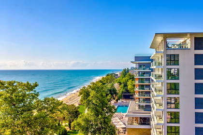 Plaża i hotel z basenem.