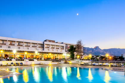 Hotel z basenem o zmierzchu.