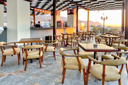 Restauracja z tarasem i widokiem na góry.