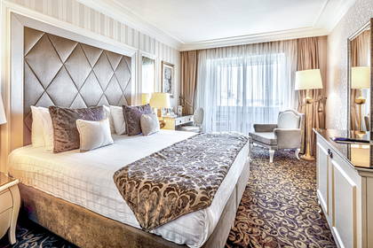 Luksusowy pokój hotelowy z dużym łóżkiem.