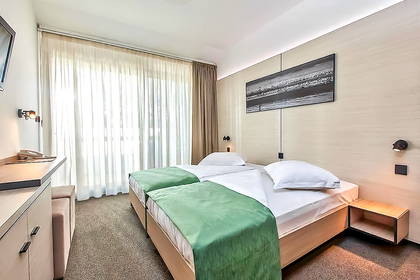 Pokój hotelowy z dwoma pojedynczymi łóżkami.