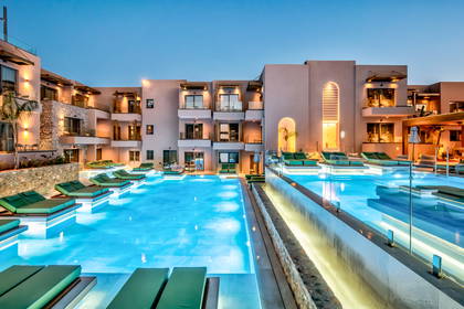 Hotel z basenem i leżakami do opalania.