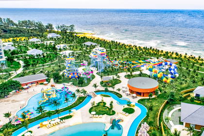 Park wodny z plażą, widok z góry. W tle morze.