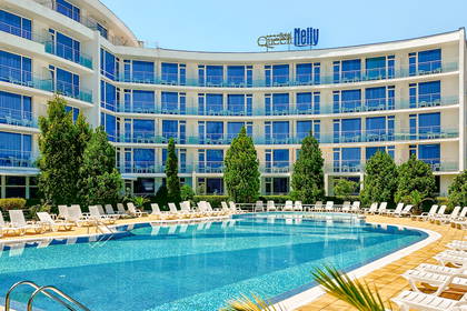 Hotel Queen Nelly z basenem i leżakami w słoneczny dzień.