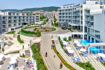 Kompleks hotelowy z basenem, widok z góry.