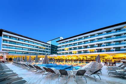 Hotel z basenem i leżakami.