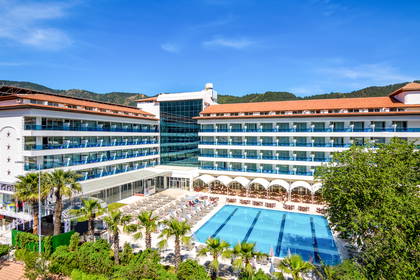 Hotel z basenem i palmami.