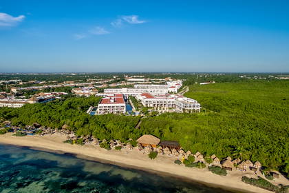 Kurort na plaży z palmowymi parasolami, widok z lotu ptaka.