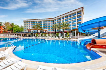 Hotel z basenem i zjeżdżalniami.