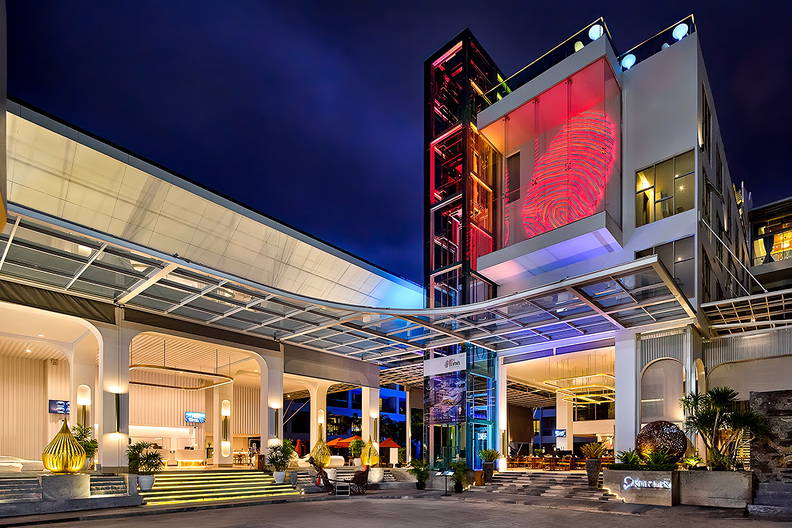 Nocna iluminacja budynku hotelu.