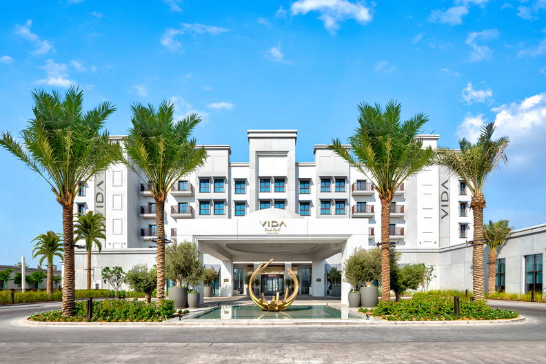 Hotel Vida Beach Resort: elewacja z palmami i rzeźbą.