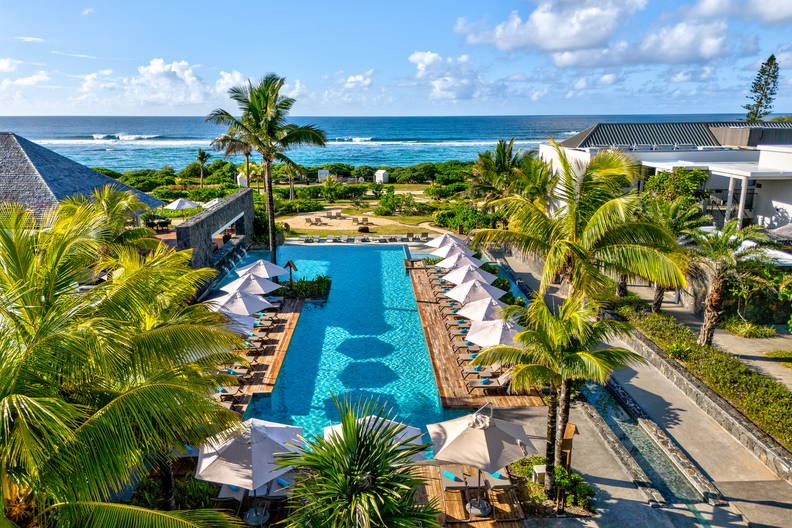 Basen w tropikalnym kurorcie widziany z góry.