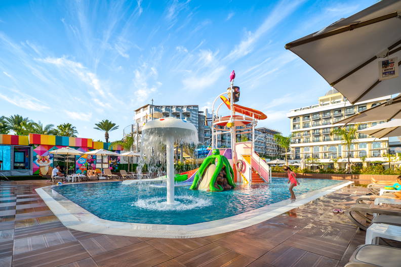 Kompleks basenów ze zjeżdżalniami i atrakcjami wodnymi.