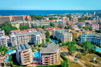 Panorama miasta z budynkami na tle morza.