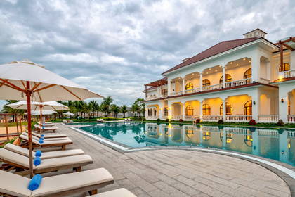 Basen przy luksusowym hotelu.