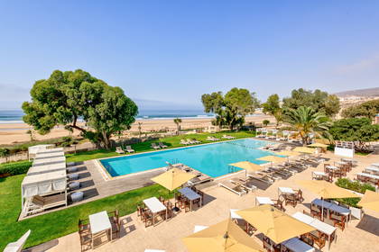 Basen hotelowy blisko plaży, widok z góry.