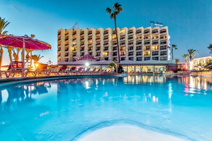 Hotel Royal Mirage z basenem.