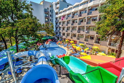 Kompleks hotelowy z aquaparkiem i basenem.