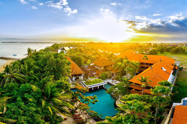 Tropikalny kurort o zachodzie słońca, widok z lotu ptaka.