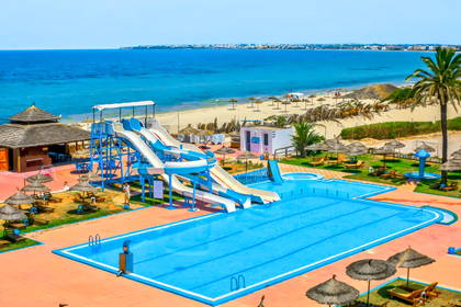 Basen i plaża w aquaparku.