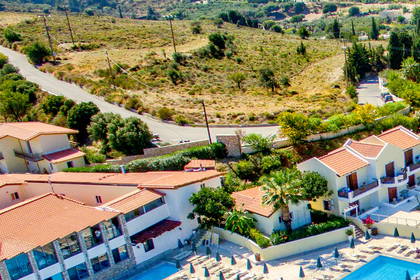 Kompleks hotelowy z basenami i leżakami, widok z lotu ptaka.