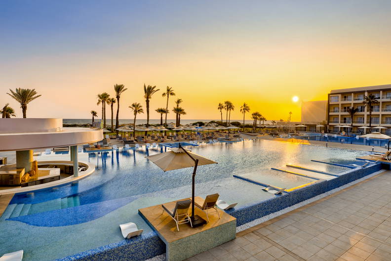 Luksusowy basen w hotelu o zachodzie słońca.