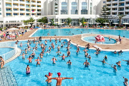Zajęcia aqua aerobiku w basenie hotelowym, widok z góry.
