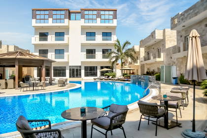 Kompleks hotelowy z basenem i strefą relaksu.