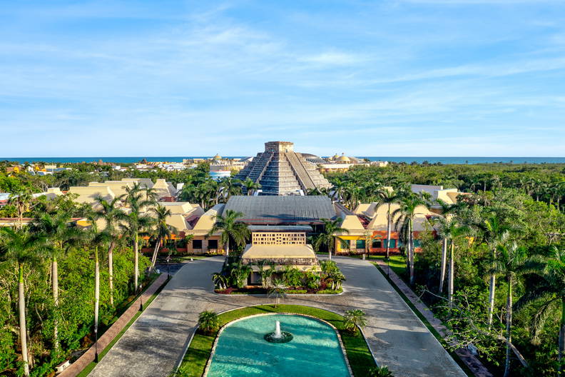 Kurort z lotu ptaka, w tle piramida Majów.