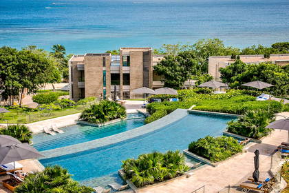 Hotel z basenem z widokiem na ocean, widok z góry.