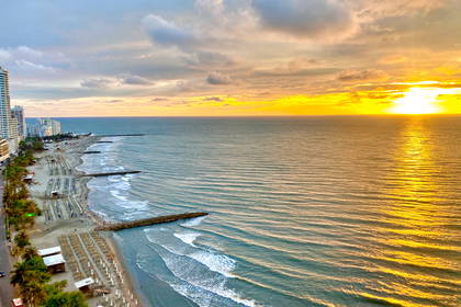 Plaża i morze o zachodzie słońca, widok z góry.