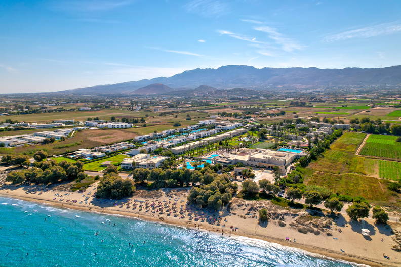 Hotel nad morzem z górami w tle. Widok z lotu ptaka.