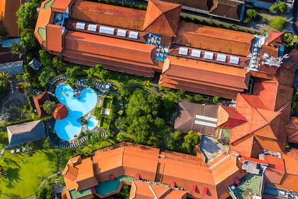 Hotel z basenem w kształcie serca, widok z lotu ptaka.