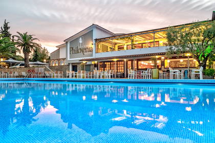 Hotel Philoxenia z basenem.
