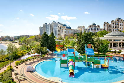Basen z atrakcjami wodnymi przy hotelu, blisko plaży.