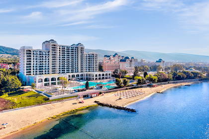 Hotel nad morzem z plażą i basenami.