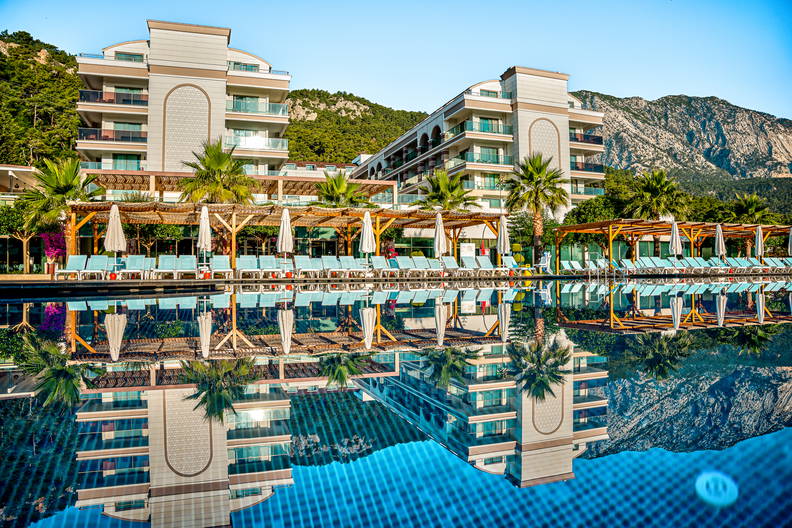 Basen w luksusowym hotelu z widokiem na góry.