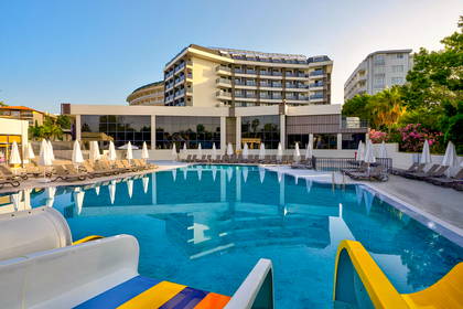 Basen hotelowy ze zjeżdżalnią i leżakami.