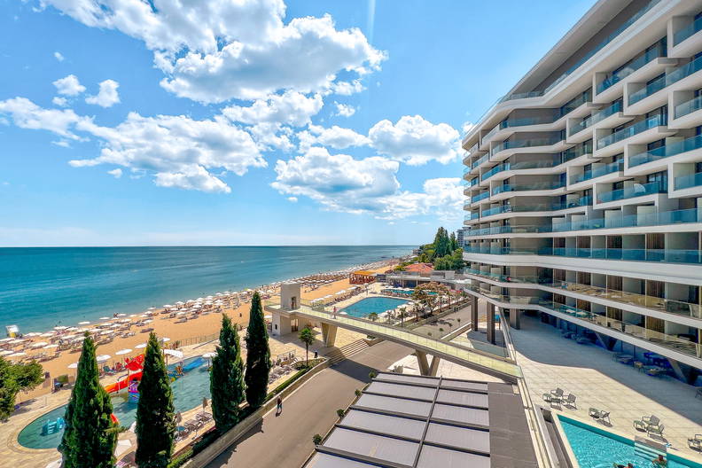 Luksusowy hotel z basenami i plażą, widok z góry.