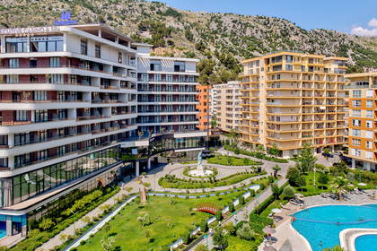 Kompleks hotelowy z basenem i ogrodem.