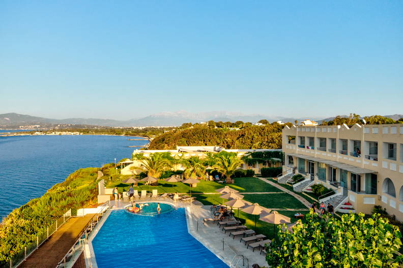 Hotel z basenem nad morzem.