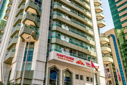 Hawthorn Suites, wysoki budynek z balkonami.