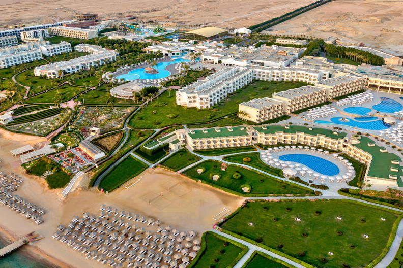 Kurort z basenami i plażą z lotu ptaka.