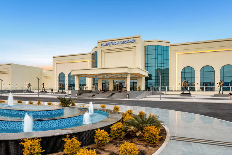 Fasada hotelu Albatros Makadi z fontanną na pierwszym planie.