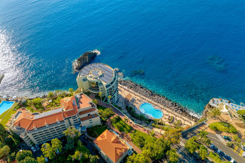 Kompleks hotelowy nad oceanem z lotu ptaka.