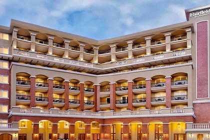 Wielopiętrowy hotel Fairfield by Marriott z zewnątrz.