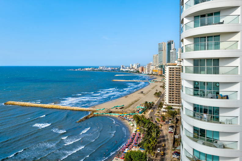 Widok na plażę w Kartagenie w Kolumbii z wysokiego budynku.